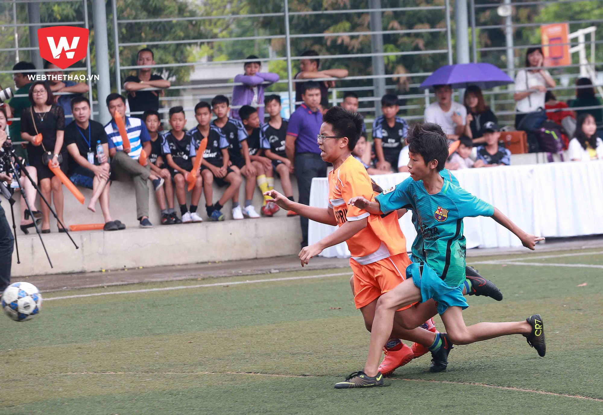 Cựu tiền vệ U19 Việt Nam đã thổi luồng sinh khí mới, khơi dạy niềm đam mê bóng đá của nhiều em nhỏ trường Well Spring. Ảnh Hải Đăng