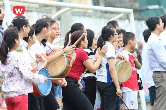 Cô Lan Hương giống như một nhạc trưởng bên ngoài sân để tiếp lửa cho các học trò. Ảnh Tú Phạm