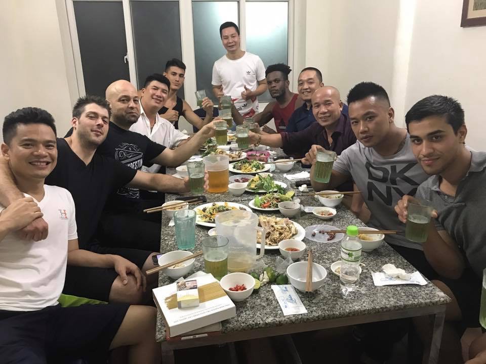 Võ sư Flores tỏ ra thoải mái khi ngồi uống bia hơi cùng bạn bè sau trận đấu thứ 2 tại Việt Nam. Ảnh Diệu Nam