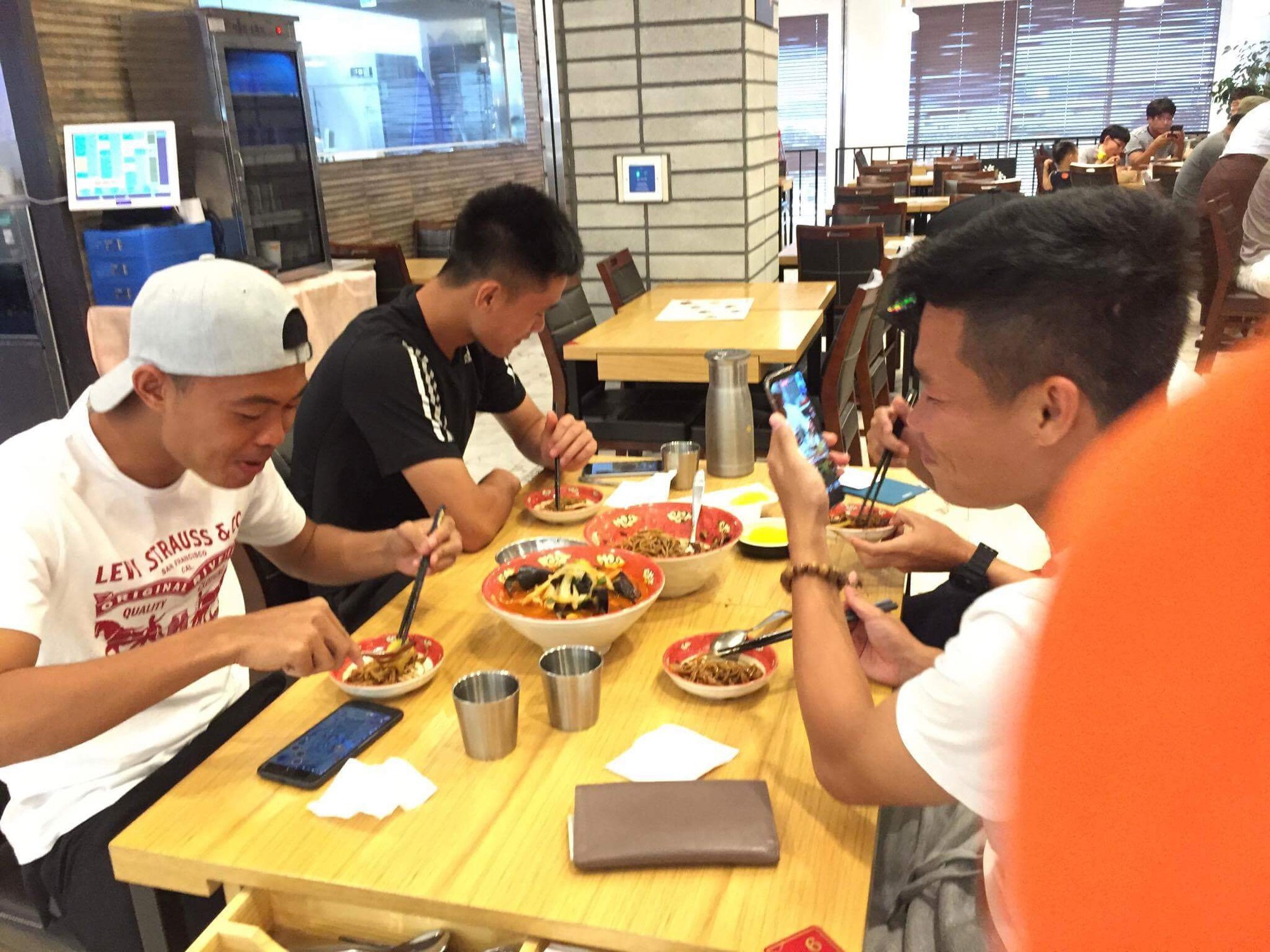 Đông Triều và các đàn em ở U20 đi ăn các món ăn truyền thống của Hàn Quốc. Ảnh LT