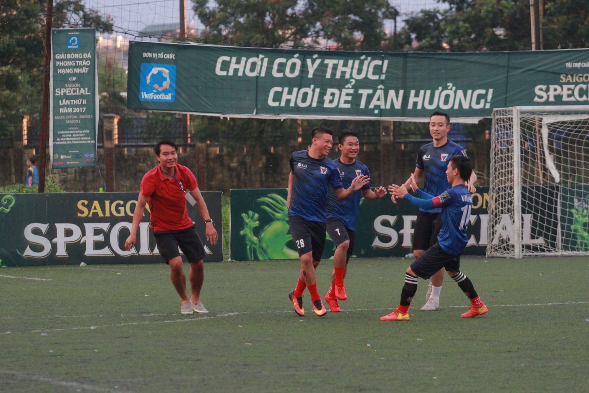 Vinapros thể hiện tinh thần thi đấu tuyệt vời khi vượt lên dẫn trước Nguyễn Trãi 5-2 trong hiệp 1. Ảnh Dương Đông