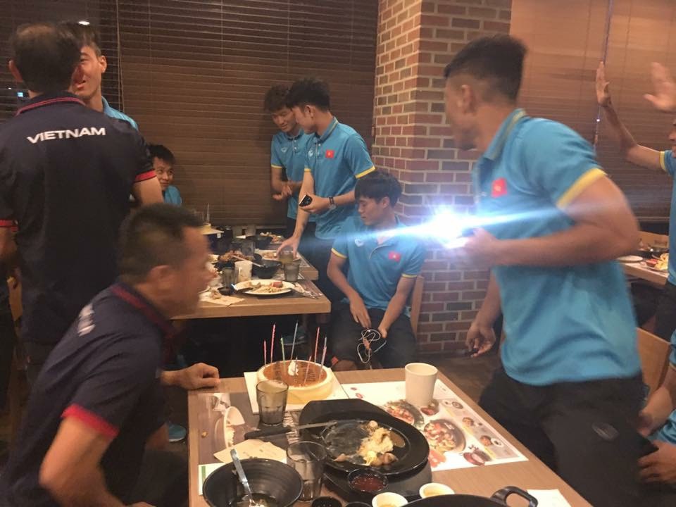 Các tuyển thủ thắp nến bánh gato mừng sinh nhật trợ lý Lư Đình Tuấn và 3 cầu thủ Thanh Bình, Đông Triều và Thanh Thịnh