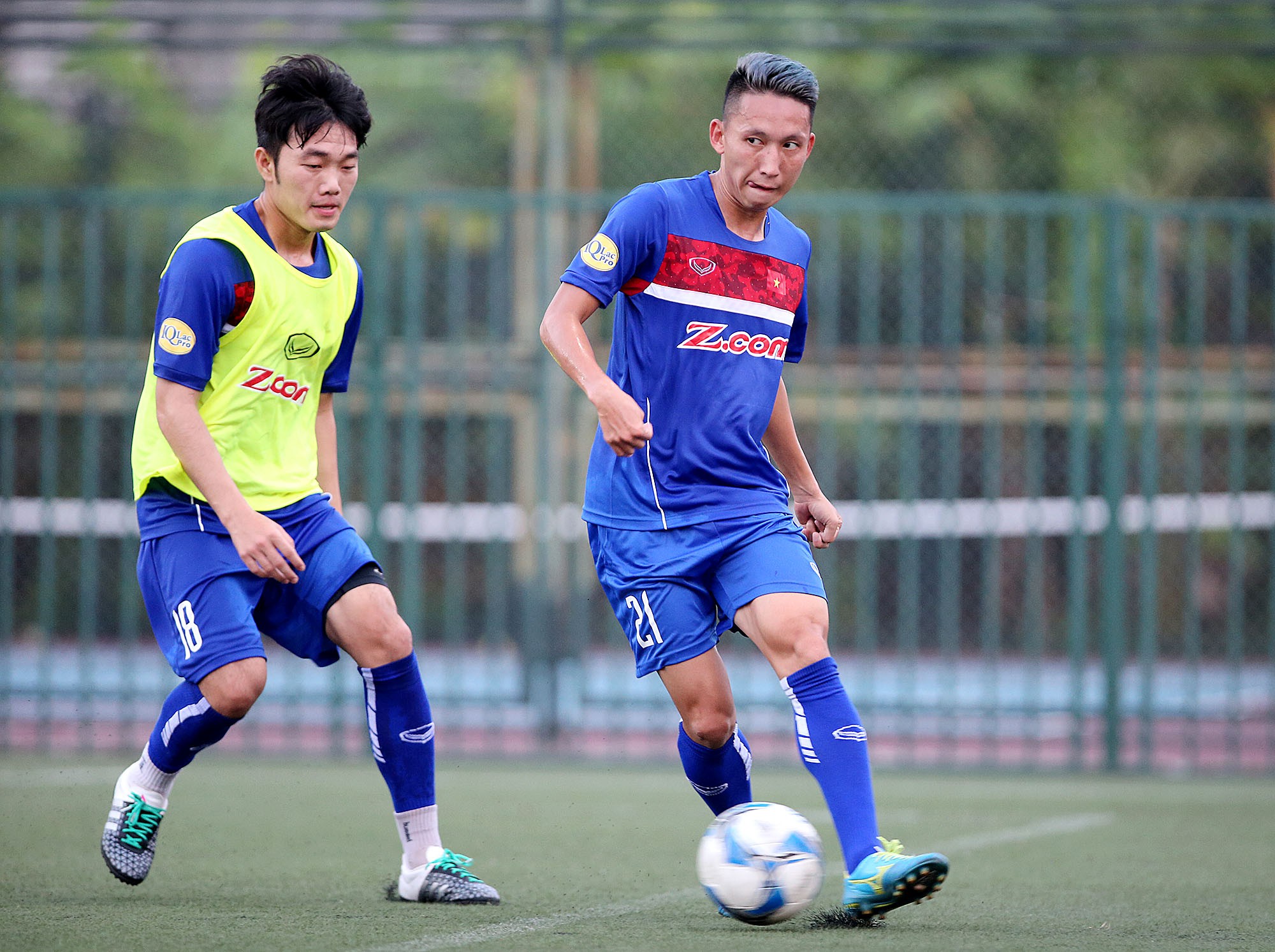 Nghiêm Xuân Tú là cầu thủ duy nhất của ĐTVN như ''cá gặp nước'' và không ngại khi phải thi đấu trên mặt sân cỏ nhân tạo của Campuchia. Ảnh Minh Hoàng