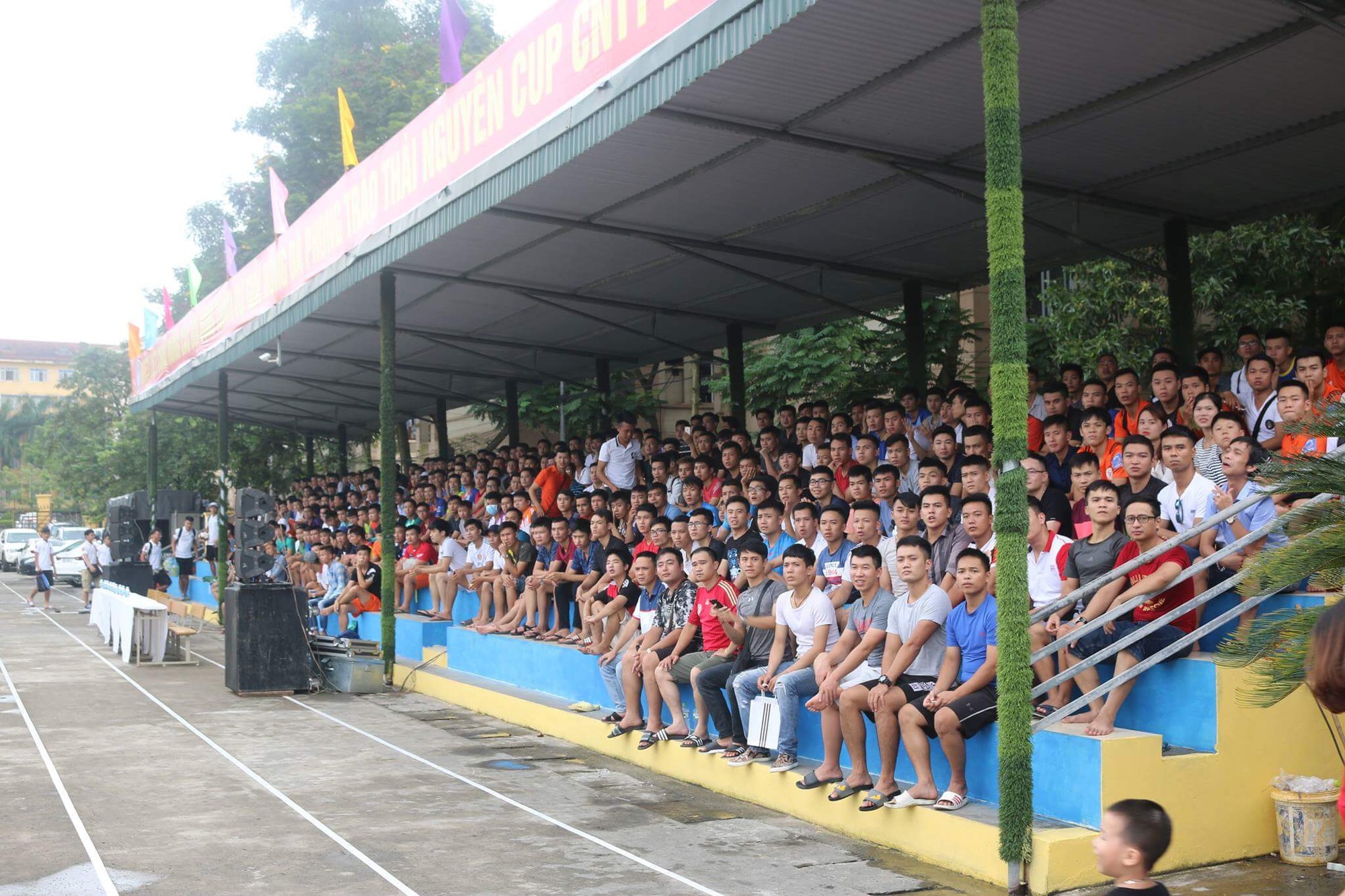 Hàng ngàn khán giả Thái Nguyên đến sân từ sớm phơi nắng để đón xem vòng 1 Thái Nguyên League