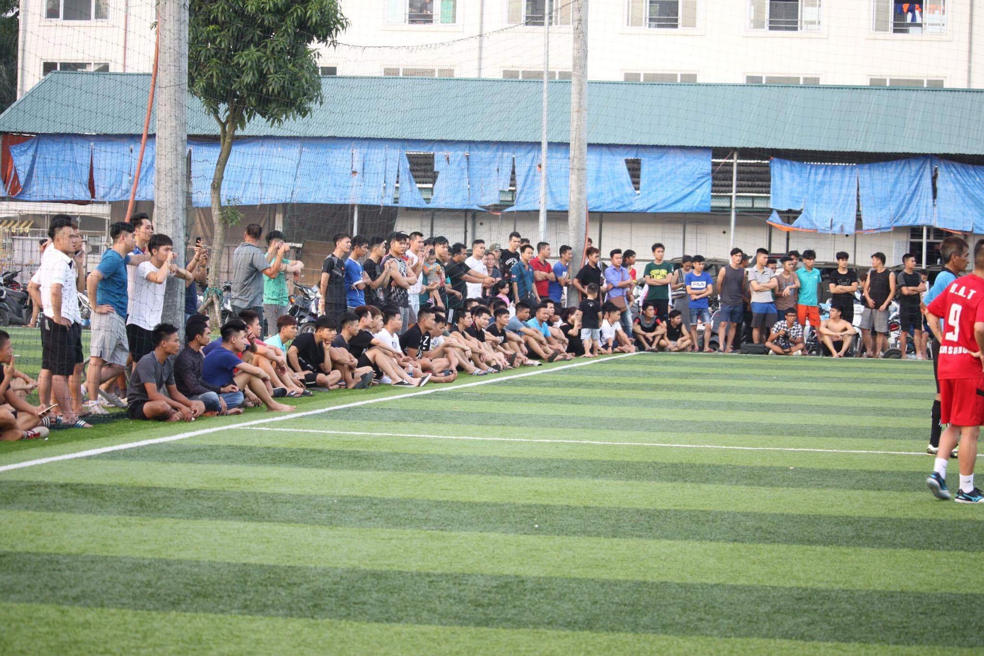 Đông đảo khán giả Ninh Hiệp đến sân cổ vũ, chia sẻ tấm lòng thiện nguyện với hai đội bóng. Ảnh Danh Ngọc