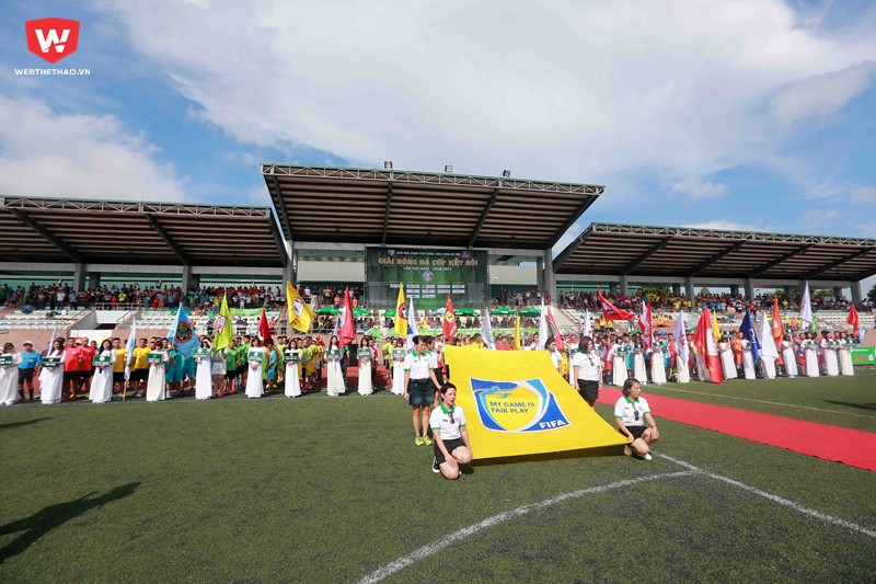 Đông đảo các cầu thủ, CĐV đến tham dự lễ khai mạc Cúp kết nối 2017. Ảnh Hải Đăng