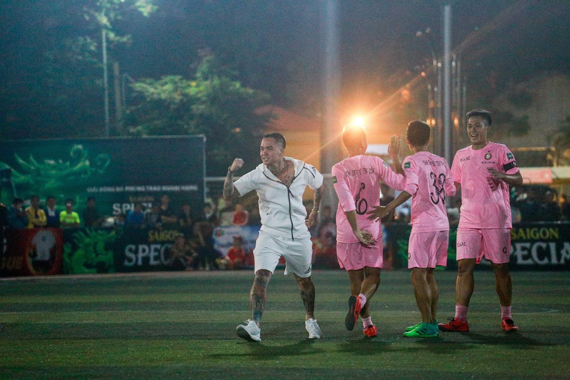 Niềm vui của Bầu Hùng khi đội nhà tiếp tục có trận thắng thứ 5 từ đầu mùa. Ảnh Dương Đông