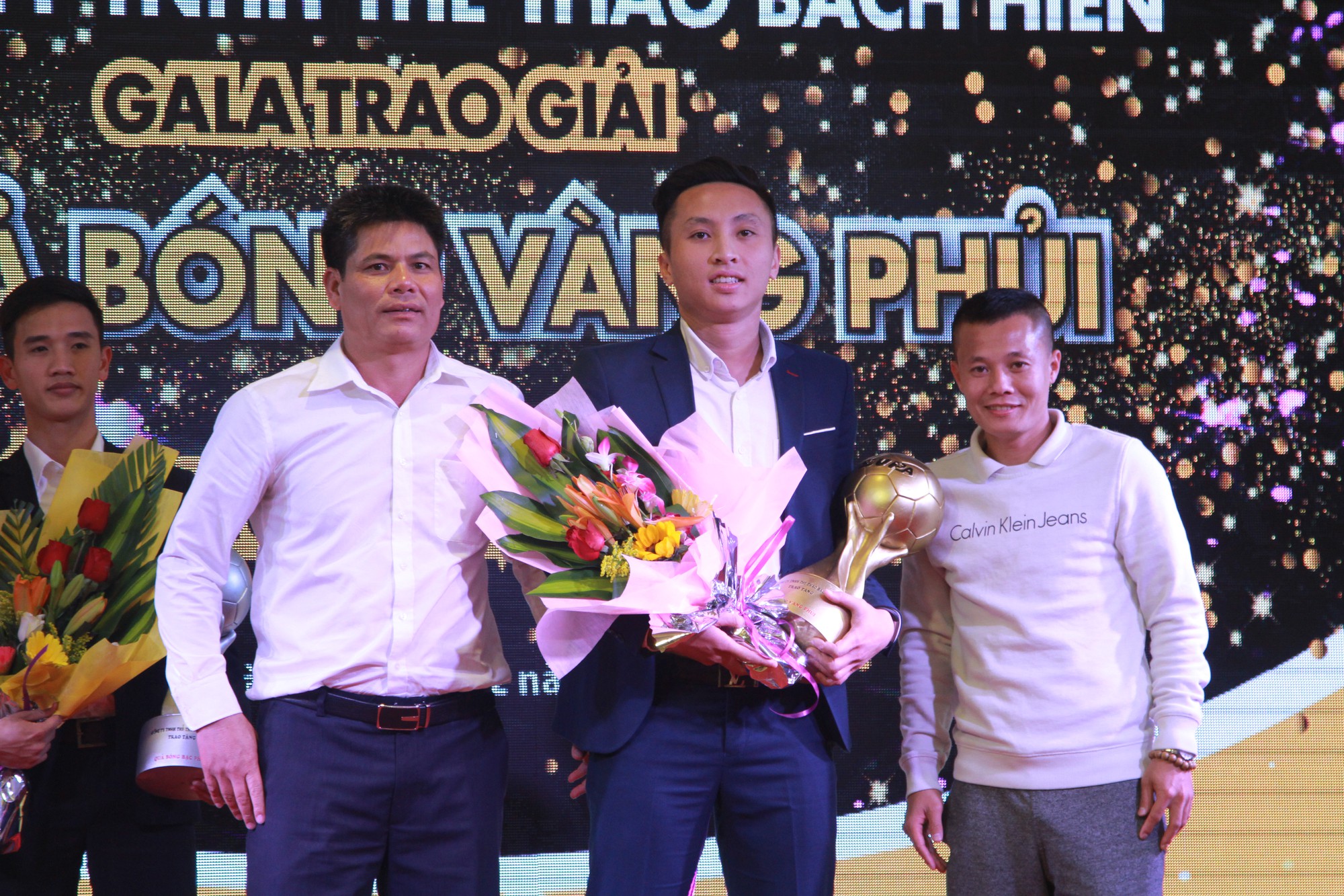 Phương vertu nhận Quả bóng Vàng phủi từ tay BTC và QBV Việt Nam 2016 Phạm Thành Lương. Ảnh Dương Đông