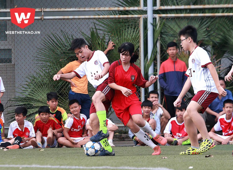 Phùng Phương Nguyên là nữ cầu thủ duy nhất của U13 bóng đá học đường. Ảnh Hải Đăng
