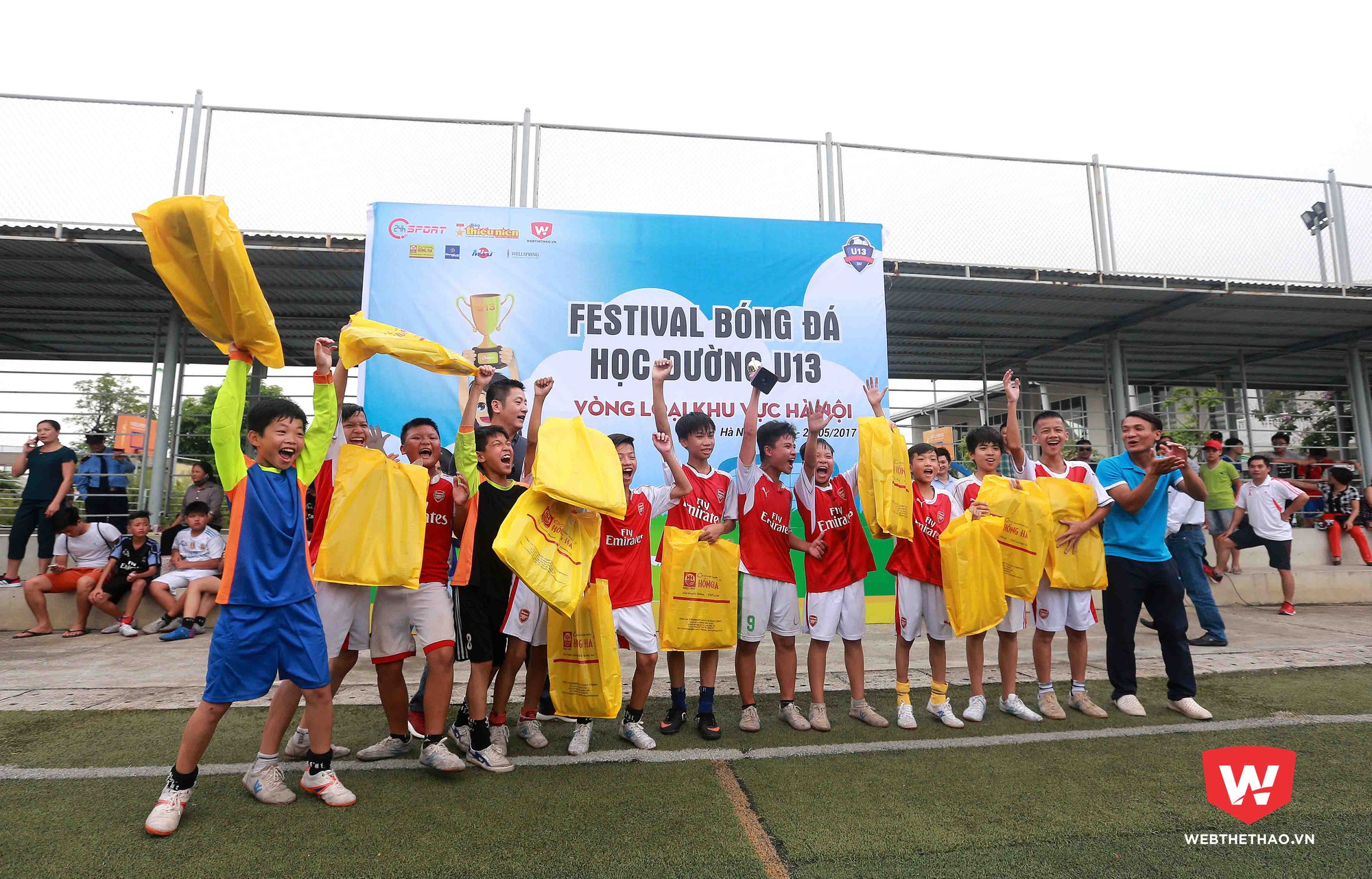 Niềm vui của Đào Huy và các đồng đội khi giành vé tham dự VCK tại Hà Nội. Ảnh Hải Đăng