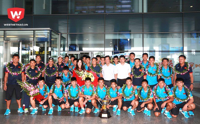 U15 Việt Nam hân hoan trong ngày trở về từ chức vô địch Đông Nam Á 2017. Ảnh Hải Đăng