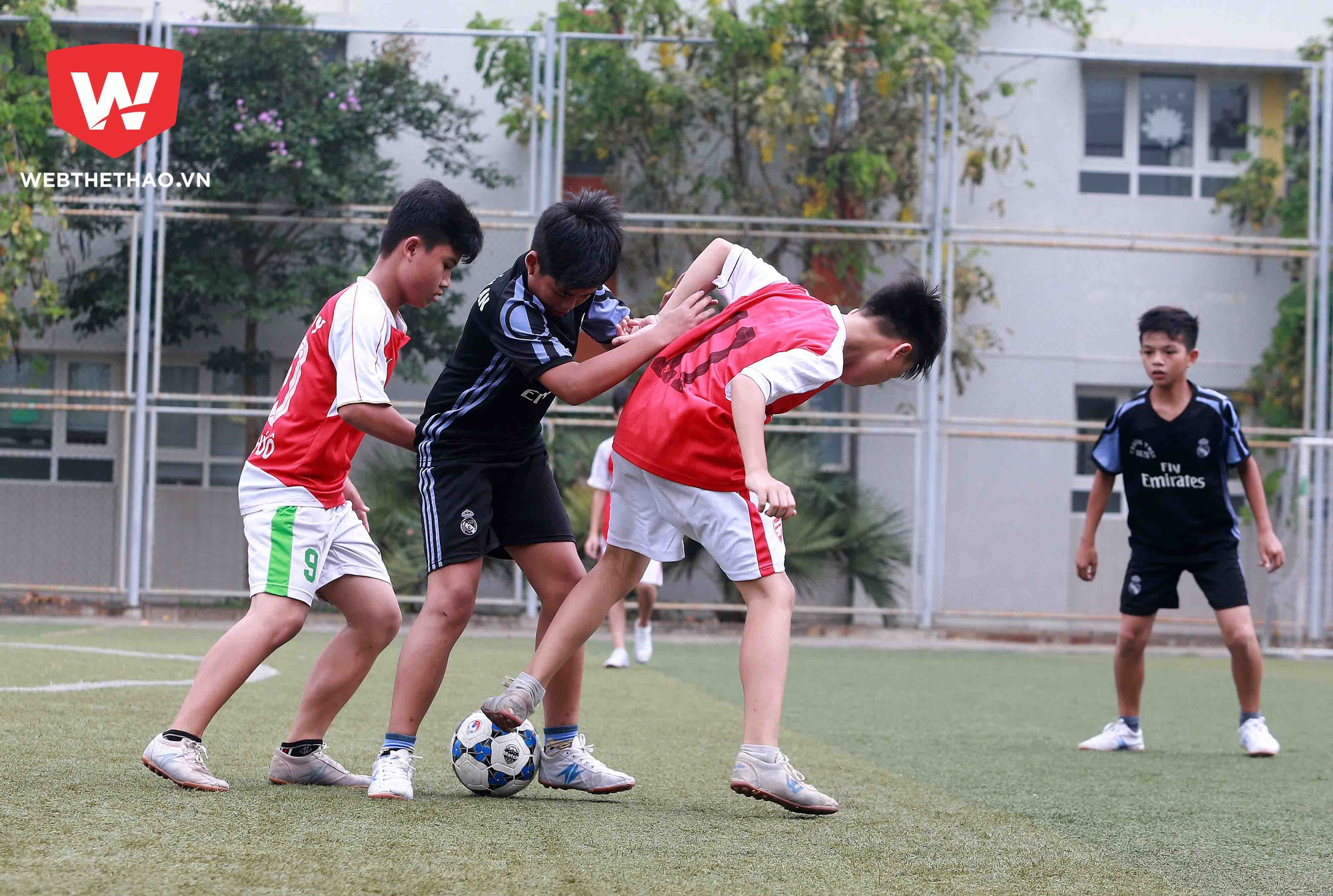 Các trận đấu tại vòng loại Festival bóng đá học đường U13 năm 2017 diễn ra hết sức hấp dẫn, quyết liệt. Ảnh Hải Đăng