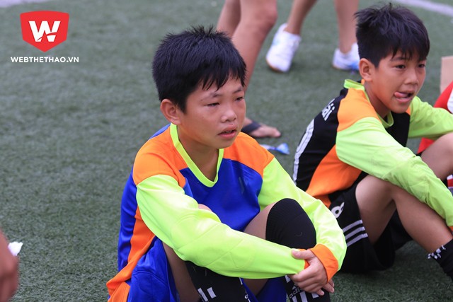 Thủ môn dự bị của Phú Đô, dù không thi đấu phút nào nhưng cũng khóc ngon lành vì hạnh phúc khi đội nhà lội ngược dòng vào chung kết. Ảnh Vũ Anh