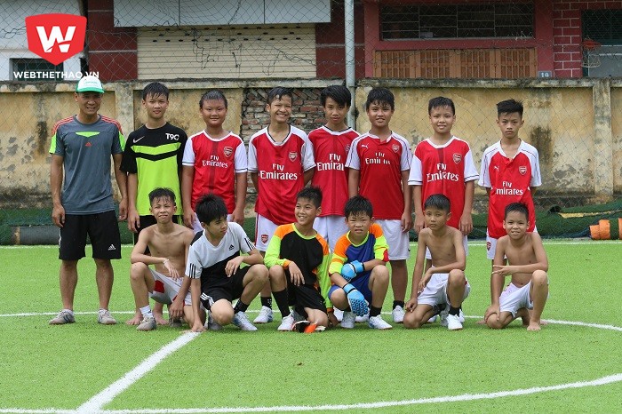 Thầy trò Phạm Văn Hùng có sự chuẩn bị rất kỹ cả về chuyên môn và tinh thần cho VCK U13 bóng đá học đường. Ảnh TP