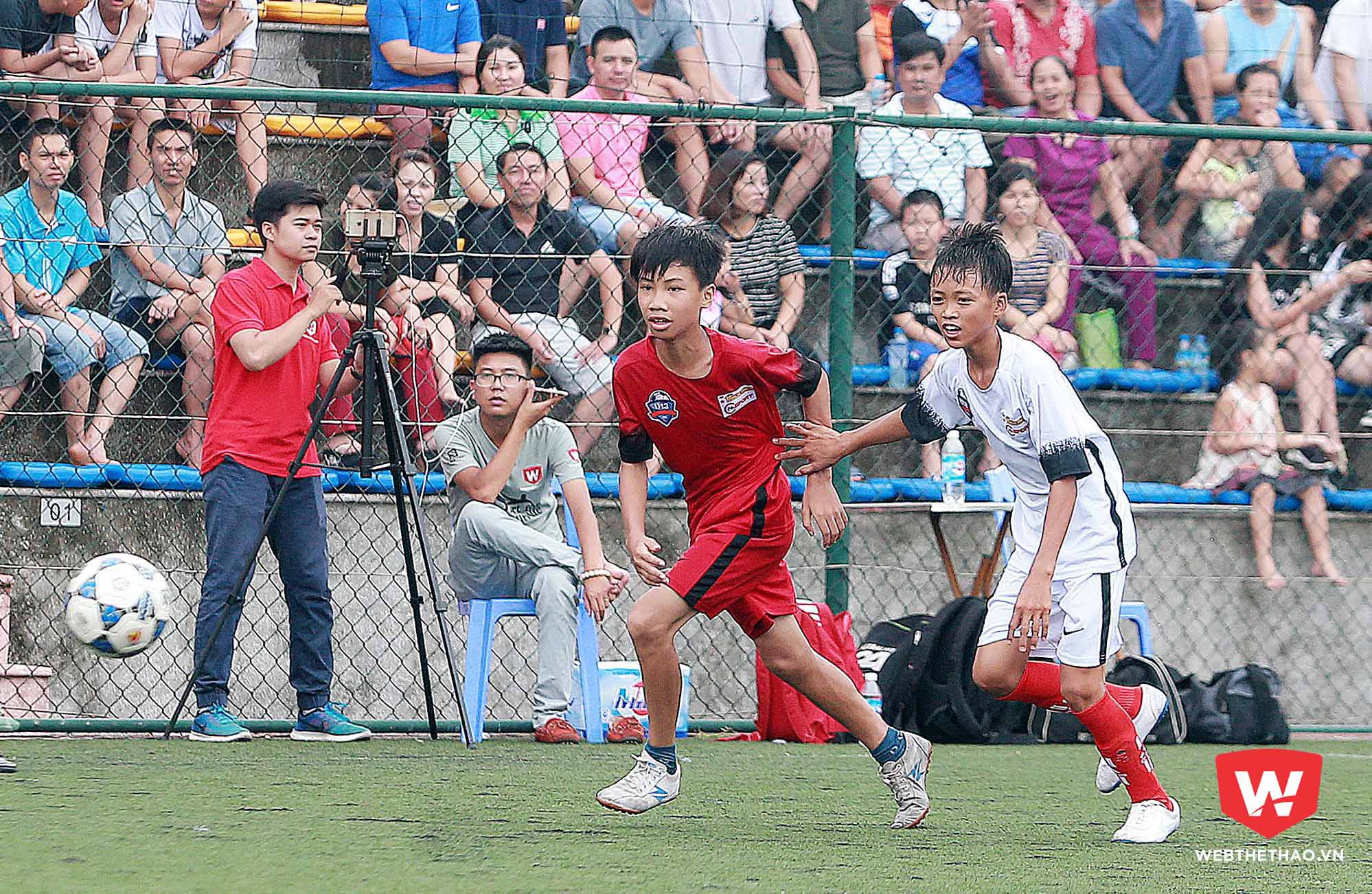 Dáng người mảnh khảnh, nhìn như ''không biết đá bóng'' nhưng Thành Công đang là cầu thủ gây ấn tượng mạnh nhất ở VCK U13 bóng đá học đường 2017. Ảnh Hải Đăng