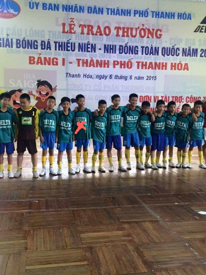 Lê Sỹ Hà (đánh dấu) trong màu áo Thanh Hoá vô địch vòng loại bảng I nhi đồng toàn quốc 2015