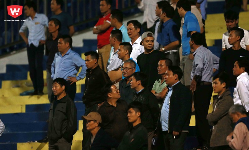 Thất vọng trước trận hoà của đội nhà, một bộ phận CĐV Thanh Hoá đòi giải tán đội bóng. Ảnh Hải Đăng