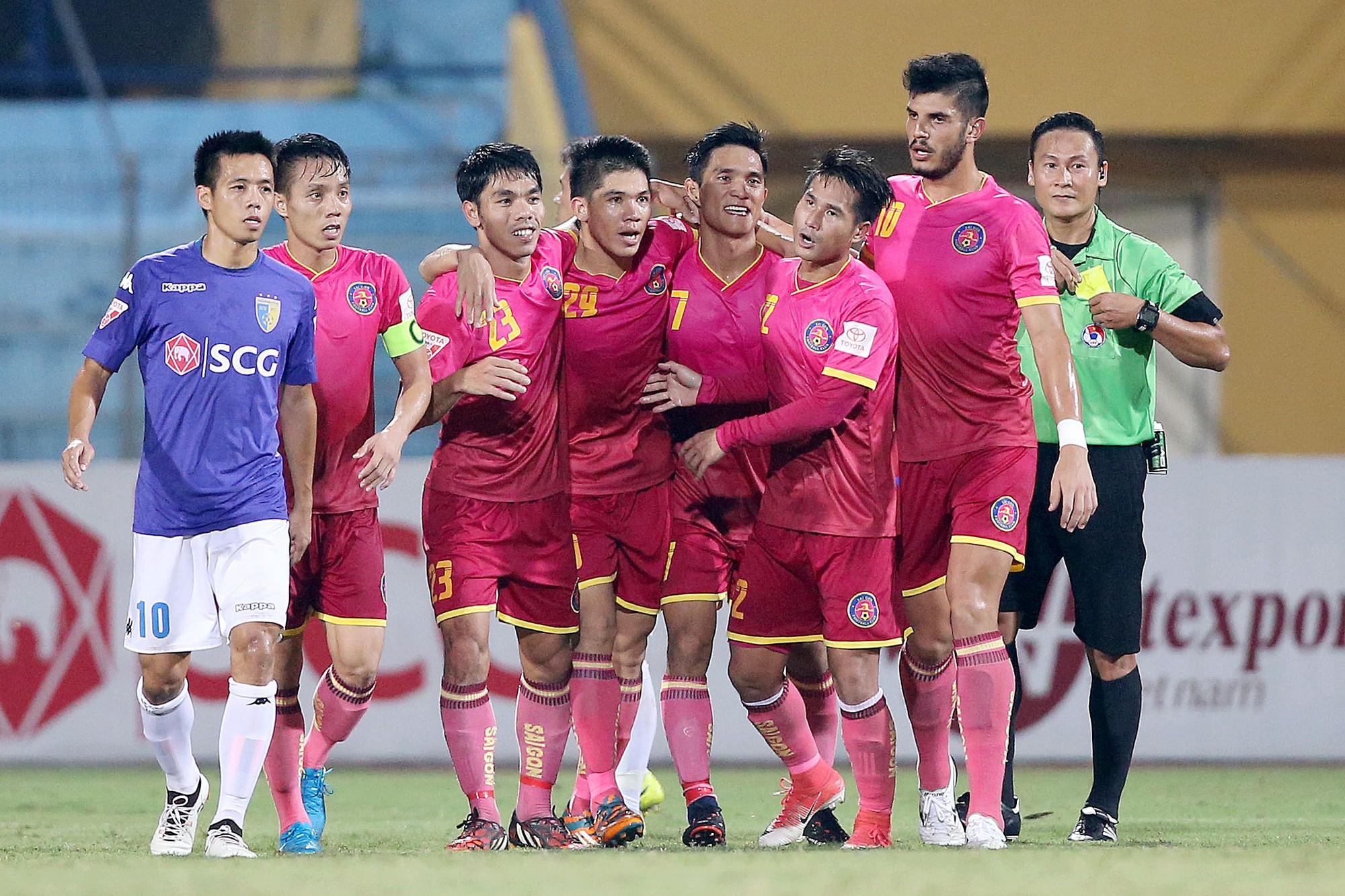 Dù chơi rất hay nhưng Sài Gòn FC đã không thể phá hỏng ngày khai sân mới của Hà Nội. Ảnh Hải Đăng