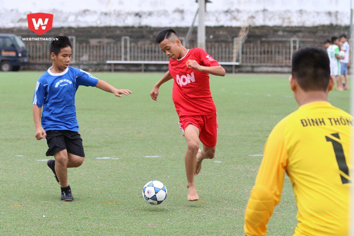 Cầu thủ nhí Mạnh Hưng thi đấu chân đất nhưng sở hữu kỹ năng chơi bóng rất đáng chú ý. Ảnh Tú Phạm