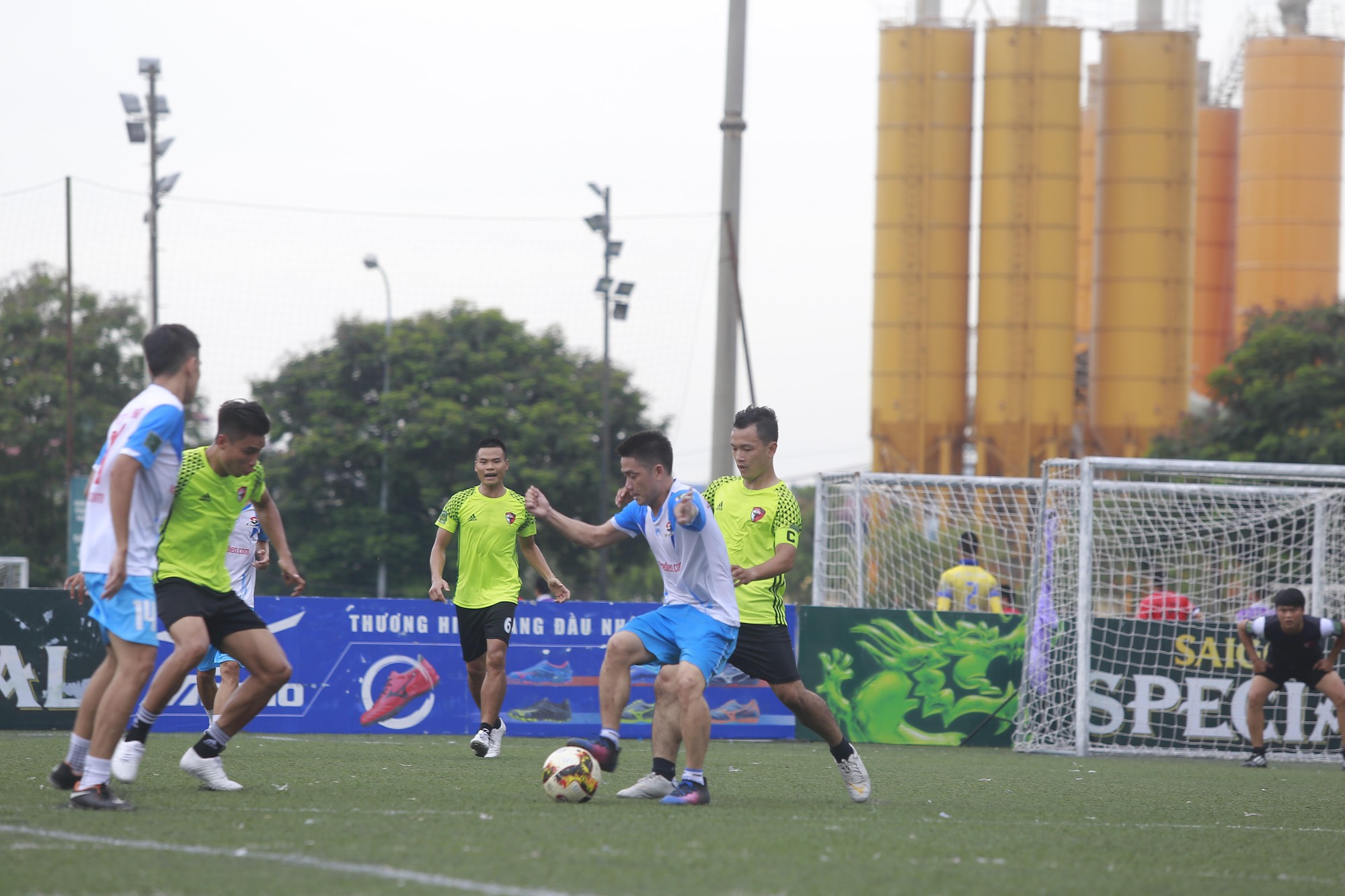 Phương Anh và Hữu Bằng tiếp tục phải cạnh tranh với các đội bóng khác ở cuộc đua trụ hạng. Ảnh Xuân Thu