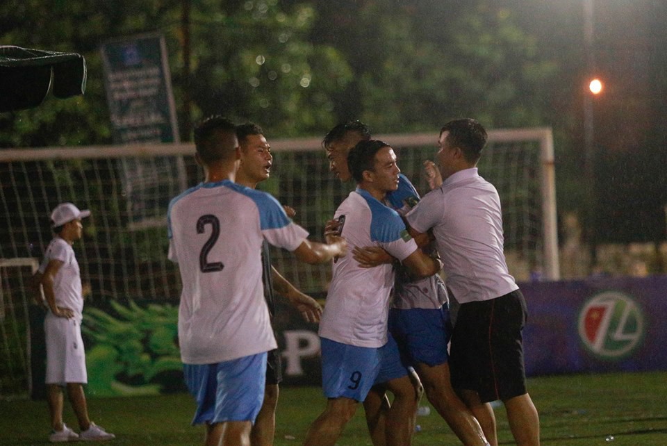 Nguyễn Trãi thực sự không có đối thủ ở giải hạng Nhất khi giành chức vô địch sớm 2 vòng. Ảnh Xuân Thu
