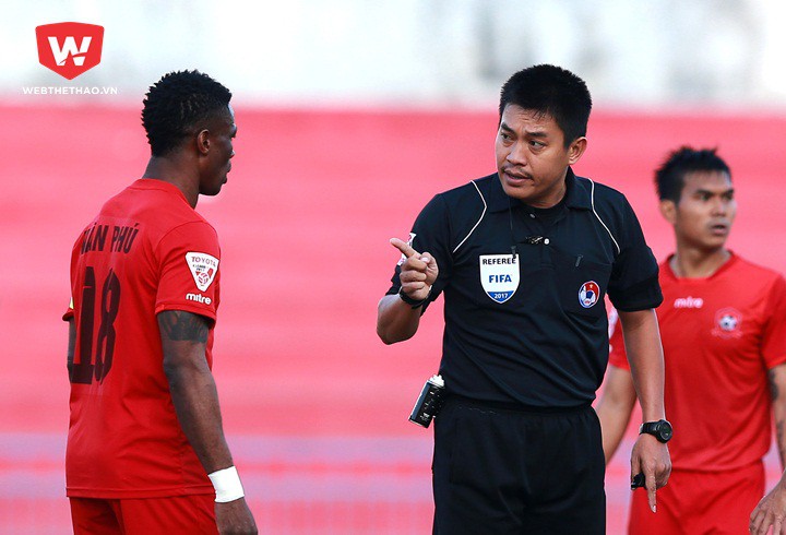 Trung vệ Văn Phú đã mắc bẫy của Quang Hải với tình huống vào bóng từ phía sau khiến đội nhà phải nhận quả penalty. Ảnh Hải Đăng