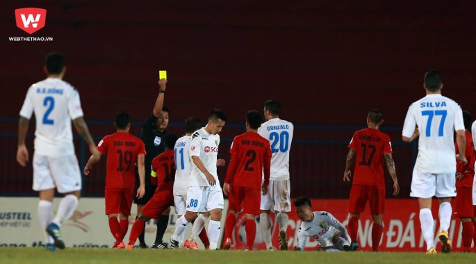 Quyết định thổi penalty gây nhiều tranh cãi của Trọng tài Hiền Triết trong trận đấu giữa Hải Phòng - Hà Nội FC. Ảnh Hải Đăng