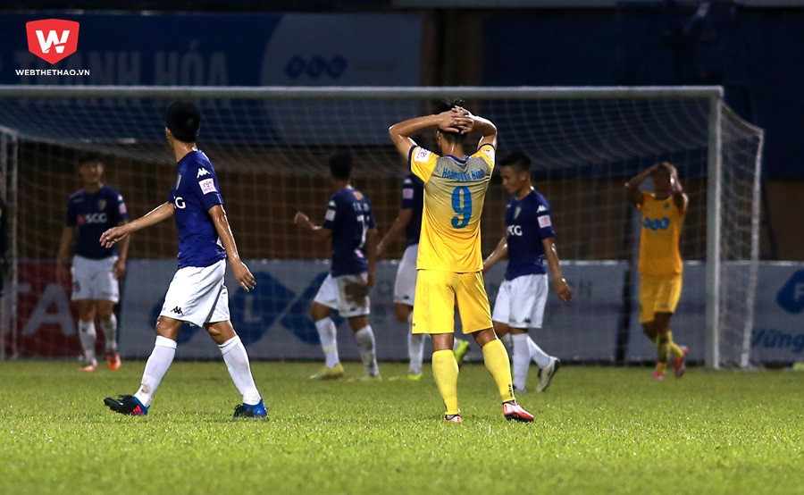 Tuy nhiên, thêm lần nữa đội bóng xứ Thanh đánh rơi điểm trước Hà Nội khi bị nhận quả penalty phút cuối. Ảnh Hải Đăng