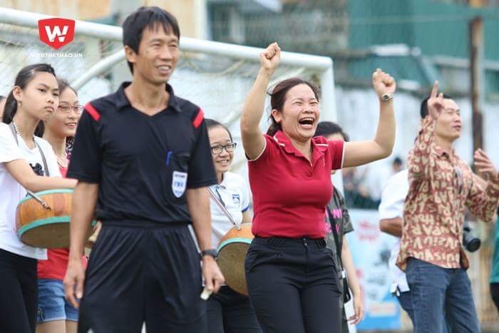 Cô Hương thể hiện cảm xúc vui sướng khi đội nhà có bàn thắng mở tỷ số trận đấu. Ảnh Tú Phạm