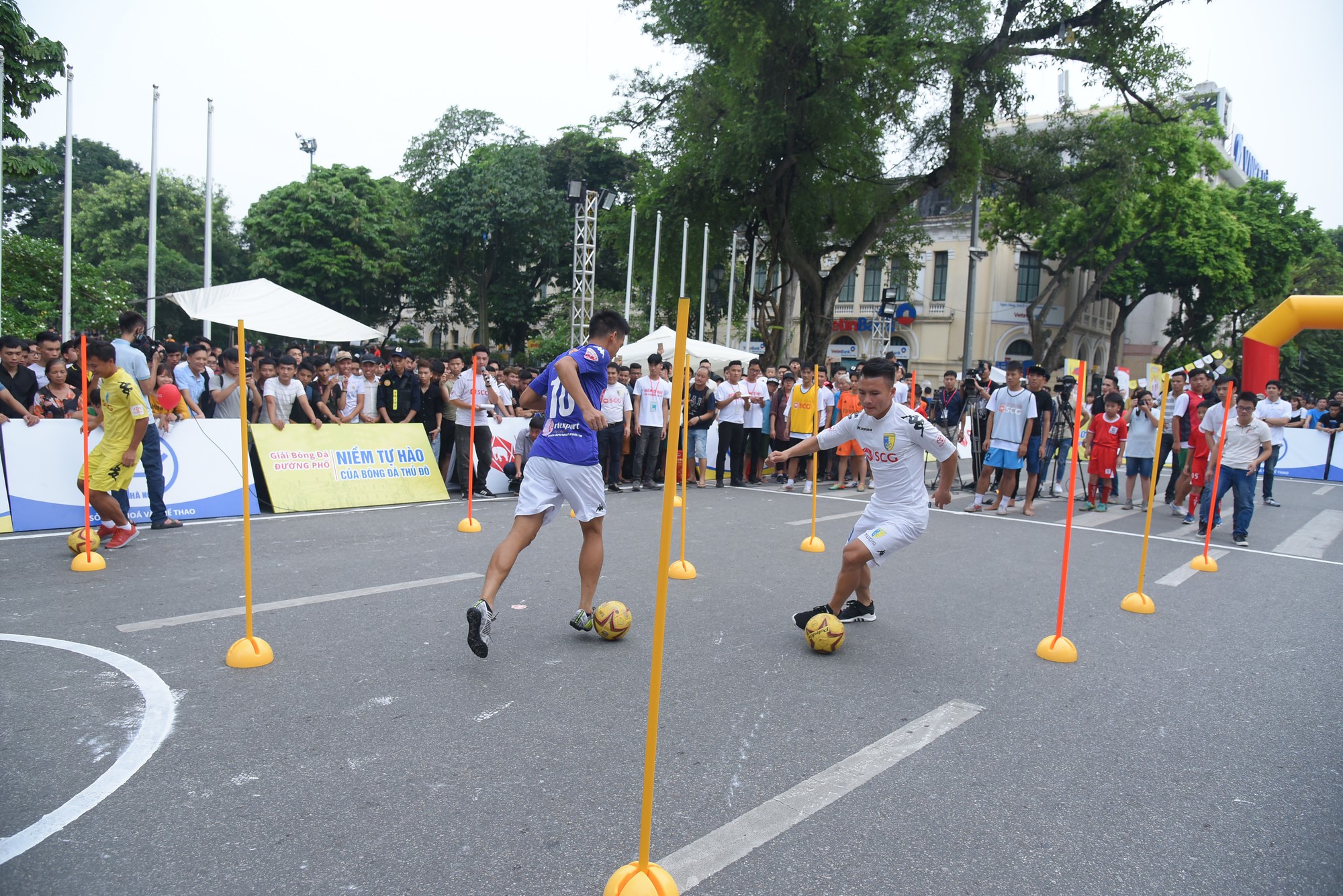 Bộ 3 ngôi sao của Hà Nội FC chơi bóng cùng NHM tại phố đi bộ Hồ Hoàn Kiếm