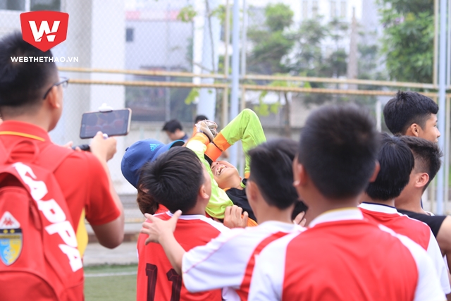 Thủ môn Văn Thái khóc nấc vì hạnh phúc, được các đồng đội công kênh sau khi cản phá 2 quả penalty giúp đội nhà vào chung kết. Ảnh Vũ Anh