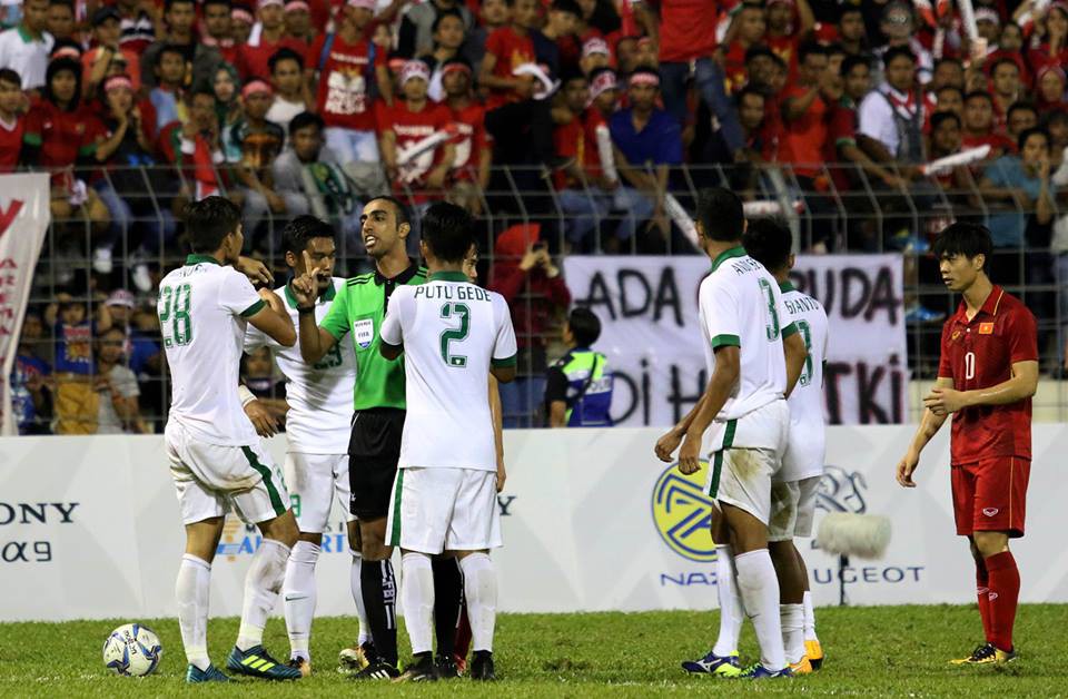 Trọng tài người Oman là tâm điểm sự chú ý sau trận đấu giữa U22 Việt Nam - U22 Indonesia. Ảnh Tú Nguyễn
