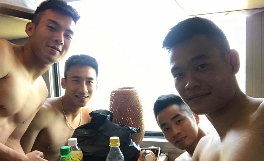 Các cầu thủ T.Quảng Ninh thích thú khoe hình tự sướng khi di chuyển bằng tàu ra Vinh thi đấu. Ảnh FBNV
