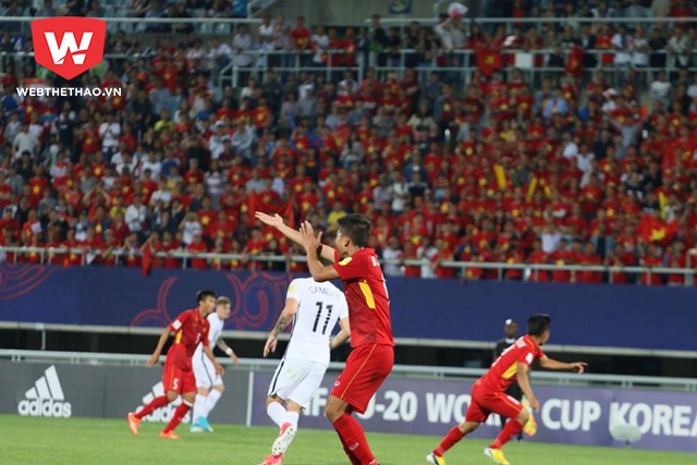 Tiền vệ Đinh Thanh Bình tiếc nuối phản ứng lại trọng tài sau tình huống bị bỏ qua quả 11m. Ảnh Quang Thịnh