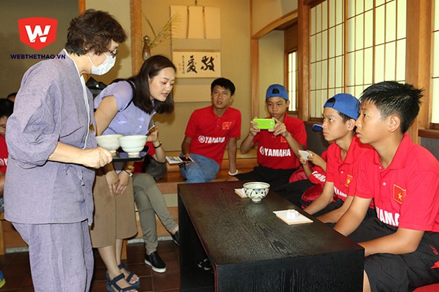 Chùm ảnh U.13 Yamaha say mê thưởng thức trà đạo Nhật Bản