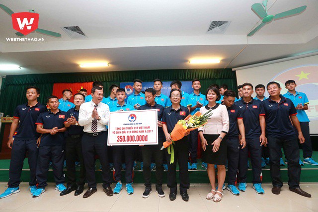 U15 Việt Nam được VFF tưởng thưởng sau chức vô địch Đông Nam Á. Ảnh Hải Đăng