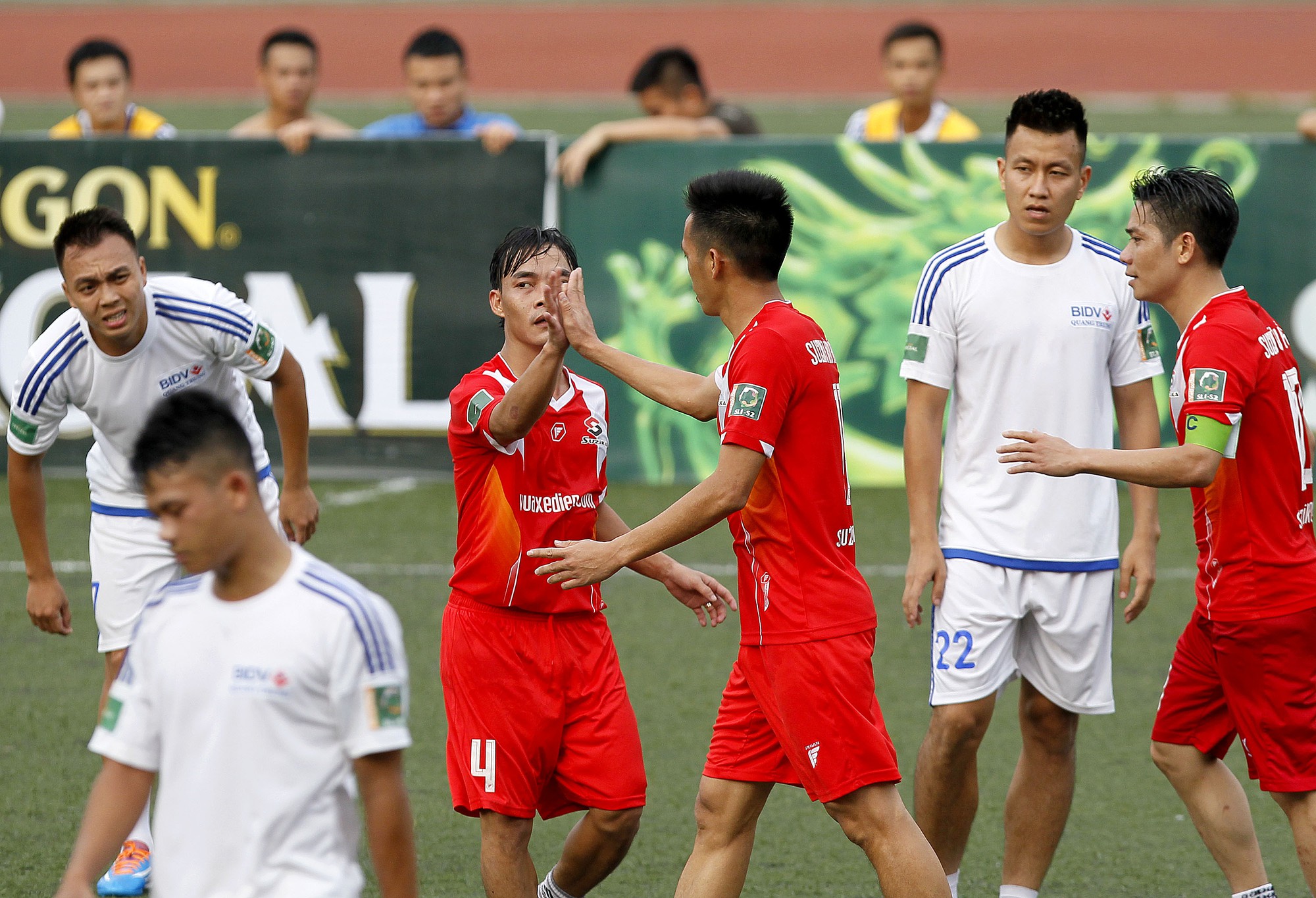 Dù trực tiếp ghi bàn nhưng Văn Quyết vẫn không thể giúp đội bóng quê hương tránh khỏi trận thua thứ 3 ở giải hạng Nhất Cúp Bia Saigon Special. Ảnh MH