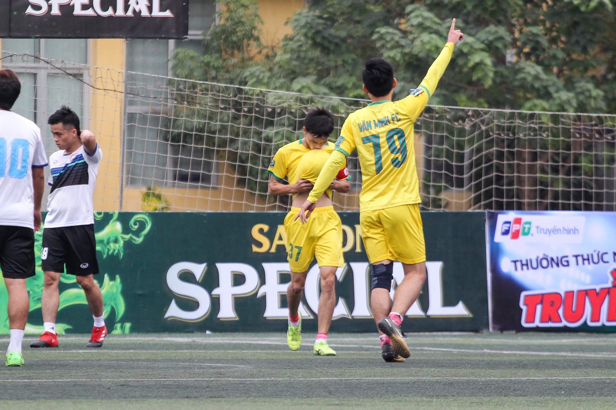 Hùng ''con'' và các đồng đội đã có trận đấu rất hay khi vùi dập Nguyễn Trãi với tỷ số 9-0. Ảnh Dương Đông