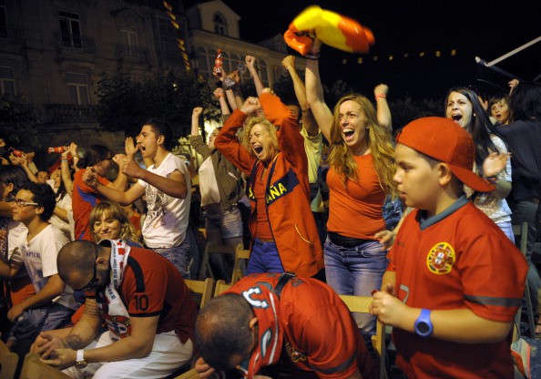Cảm xúc trái ngược của các CĐV Tây Ban Nha và Bồ Đào Nha trong trận bán kết EURO 2012