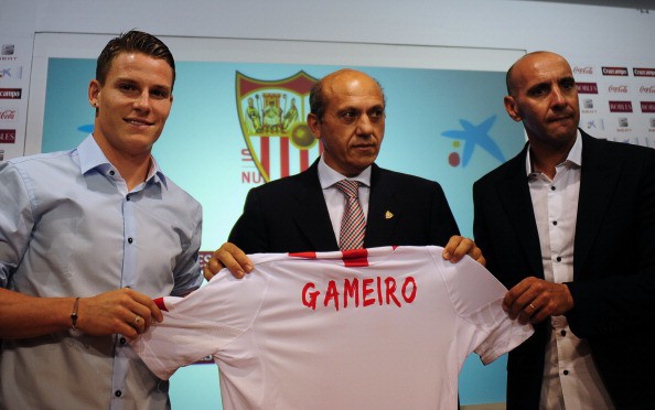 Monchi (ngoài cùng tay phải) cùng với Chủ tịch Del Nido trong buổi lễ ra mắt hợp đồng với Kevin Gameiro