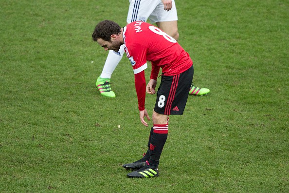 Chiếc thẻ đỏ của Juan Mata khiến cục diện trận đấu xoay chiều