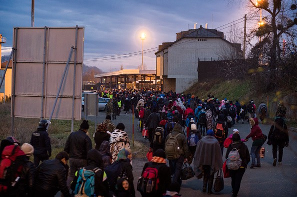 Dòng người tị nạn xếp hàng dài chờ đợi đi qua Slovenia để vào Áo.