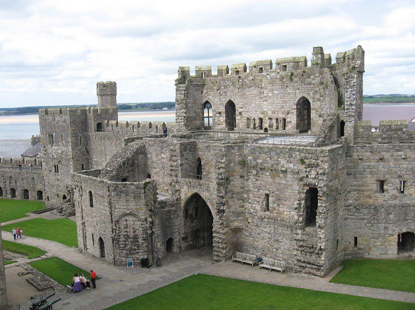 Lâu đài Caernafon, địa điểm du lịch nổi tiếng tại Xứ Wales