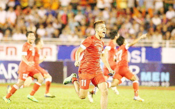 Niềm vui của các cầu thủ U.21 Singapore sau loạt luân lưu