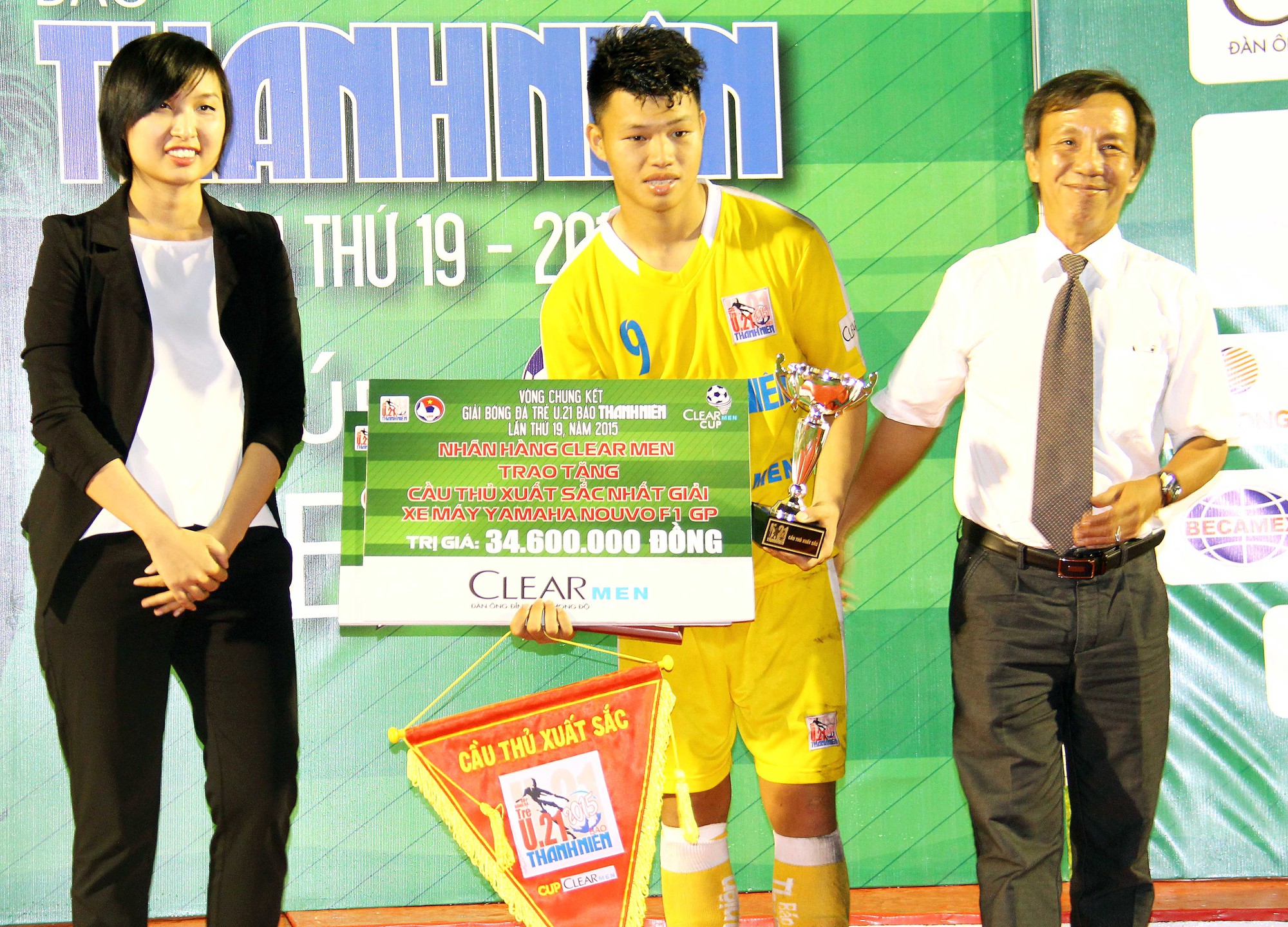 Tiền đạo Phạm Văn Thành (HN.T&T) nhận giải vua phá lưới - 7 bàn
