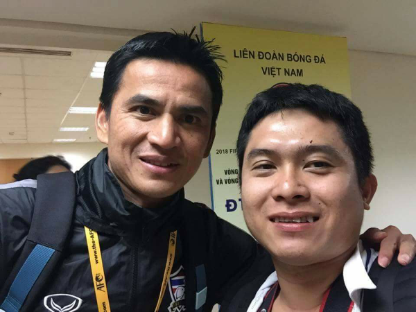 HLV Kiatisuak và anh Huỳnh Trí Thiện, nghiên cứu sinh ngành Quản lý thể thao tại trường ĐH Chulalongkorn, với gần 10 năm sinh sống ở Thái Lan. Ảnh: Nhân vật cung cấp