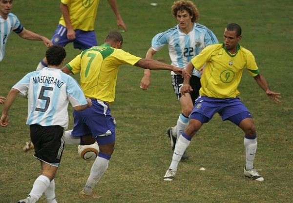 Adriano đưa Brazil ''từ cõi chết trở về''