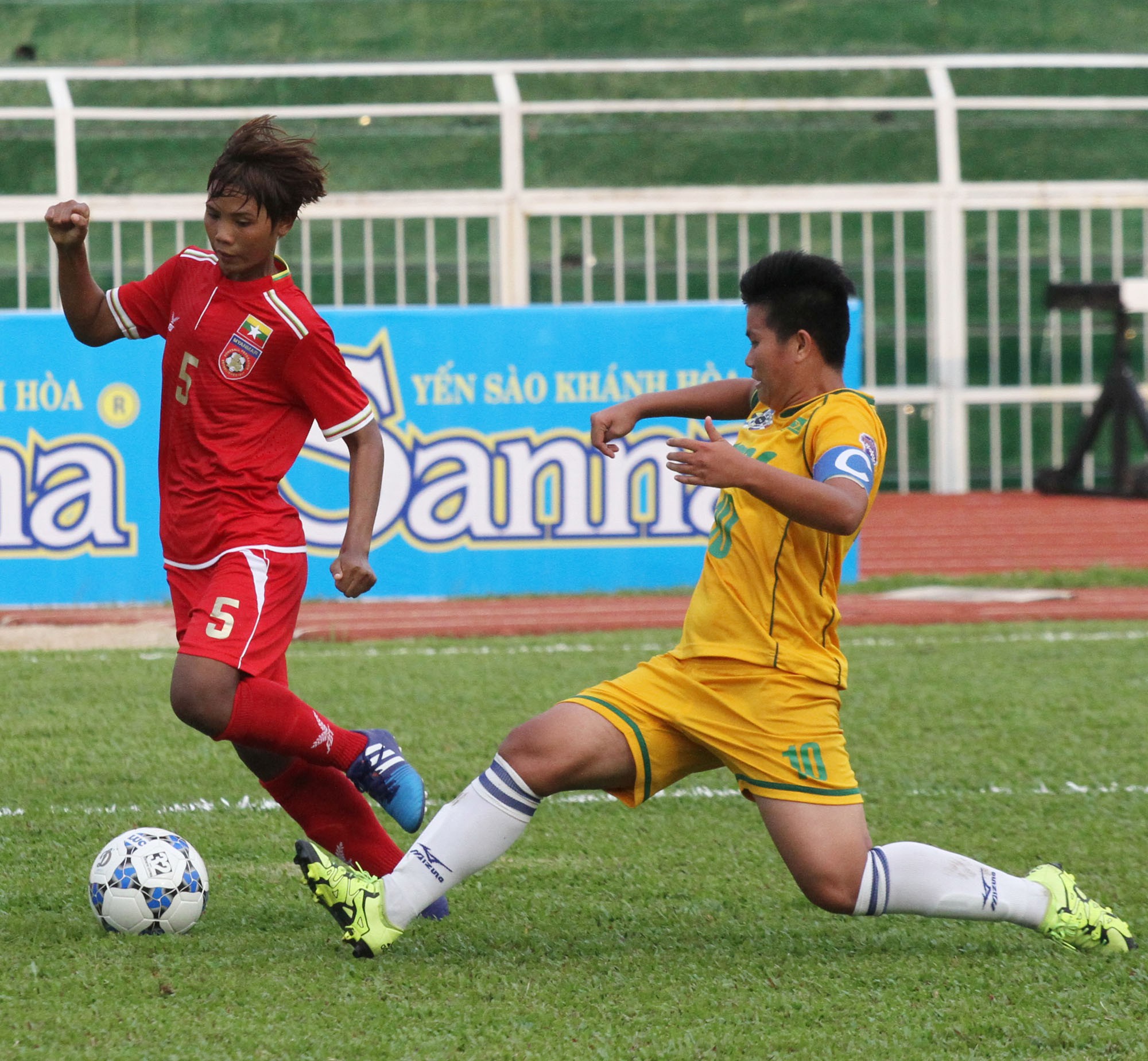 Nữ Myanmar (đỏ) thắng giòn giã FEU của Philippines (vàng)