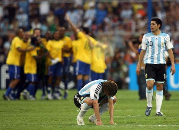 Argentina lại tiếp tục ôm hận trước Brazil