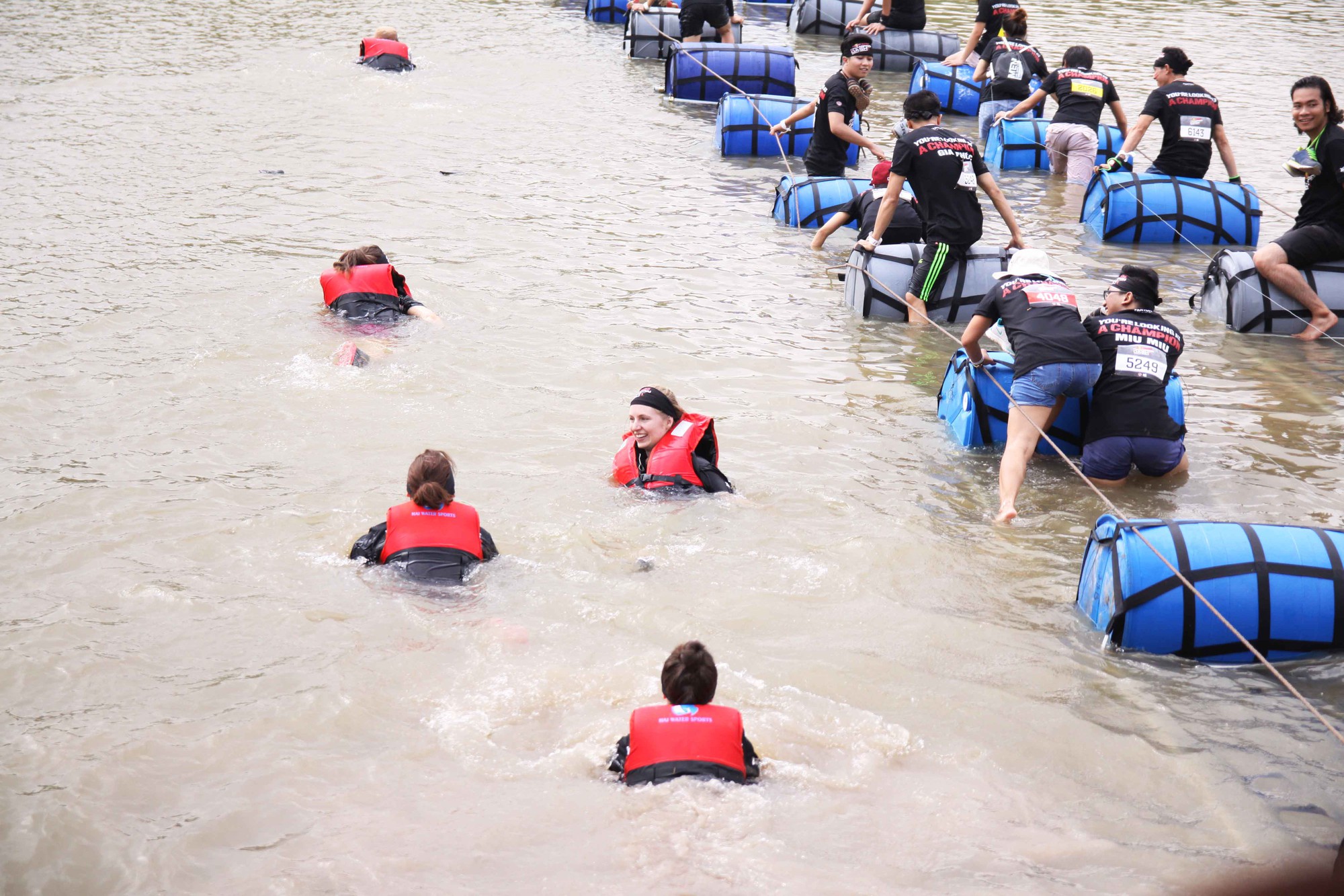 Một số VĐV chọn cách bơi qua sông thay vì di chuyển bằng cầu phao